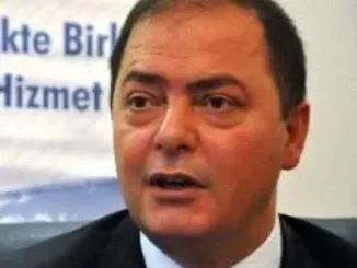 Değerli Meslektaşlarım, Meslek camiamız uzun zamandır aynı sorunları konuşuyor ve ne yazık ki aynı sonuçlarla yüzleşiyor. Ancak bu sorunları üreten yapılarla yüzleşmeden, kalıcı çözüm üretmek mümkün değildir. Meslekte Birlik olarak bizler, tepkisel ve kısa vadeli söylemlerden ziyade; akla, bilime, hukuka, planlama ve sorumluluk bilincine dayalı bütüncül bir anlayışın temsilcisiyiz. Mesleğimizin itibarını, meslektaşlarımızın emeğini ve geleceğini korumanın yolunun sloganlardan değil, güçlü ve tutarlı bir kurumsal duruştan geçtiğine inanıyoruz. Günümüzde SMMM’lik mesleği; küresel ekonomik dönüşümler, dijitalleşme, yapay zekâ uygulamalarının yaygınlaşması, sürdürülebilirlik odaklı düzenlemeler, artan iş yükü ve haksız rekabet gibi çok boyutlu ve eş zamanlı baskı unsurları ile karşı karşıyadır. Bu süreçte ihtiyaç duyulan yaklaşım; günübirlik çözümler üretmekten ziyade, meslek mensubunu merkeze alan, stratejik yönü belirgin ve temsil niteliği güçlü bir kurumsal çerçevenin tesis edilmesidir. Mevcut durumda S.M.Mali Müşavirler; ağır iş yükü, yüksek ve çoğu zaman sınırsız sorumluluklar ile öngörülemez riskler altında mesleki faaliyetlerini sürdürmektedir. Bordrolu çalışan meslektaşlarımız adeta görünmez kılınırken; serbest olarak mesleğini icra eden ofis sahibi meslektaşlarımız ise sürekli değişen mevzuat, hızla gelişen teknoloji ve toplumsal dönüşüm süreçleri karşısında kurumsal destekten yoksun ve yalnız bırakılmaktadır. Bu noktada, mesleki birlik ve kolektif hareket kapasitesinin taşıyıcısı olması gereken odaların temel sorumluluğu; bu gerçekliği görmek ve meslek için somut, uygulanabilir, sürdürülebilir çözümler üretmek ve kararlı adımlar atmaktır. Meslekte Birlik camiasının duruşu nettir ve iddiası açıktır: İSMMMO ve TÜRMOB belli çevrelerin, kimliklerin veya dar perspektiflerin değil; emeğiyle ayakta duran tüm meslektaşların odası ve üst birliğidir ve tüm meslektaşların ortak temsil kurumu olmak zorundadırlar. İSMMMO ve TÜRMOB ideolojik tartışmaların değil, mesleki hak ve menfaatlerin kazanımını esas alan ortak aklın kurumsal zemini olmalıdır. Mesleki temsil anlayışı; ayrıştıran değil birleştiren, dışlayan değil kuşatan bir anlayışla yürütülmelidir. Meslekte Birlik olarak öncelikli hedeflerimiz; • Mesleğin ulusal ve uluslararası düzeyde hak ettiği saygın konuma ulaşması, • Meslektaşlarımızın yaşam ve çalışma koşullarının iyileştirilmesi, • Haksız rekabetten arındırılmış, itibarlı ve tahsilat sorunlarının minimize edildiği sağlıklı bir mesleki ortamın tesis edilmesidir. Meslekte Birlik, günü kurtaran değil; geleceği inşa eden bir anlayışla yol almaktadır. Bu yol, birlikten, istişareden, çözüm üretmekten, sorumluluk almaktan ve alınan kararların sistematik biçimde takipçisi olmaktan geçmektedir. Tüm meslektaşlarımızı; ortak değerler etrafında buluşmaya, mesleğimizin geleceğine birlikte sahip çıkmaya ve Meslekte Birlik çatısı altında akıl ve emeği büyüterek mesleğimizin yarınlarını birlikte inşa etmeye davet ediyoruz. Saygılarımla, Mustafa ÇAYA İstanbul Meslekte Birlik Başkanı