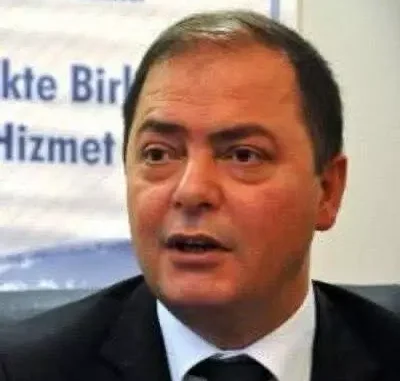 Değerli Meslektaşlarım, Meslek camiamız uzun zamandır aynı sorunları konuşuyor ve ne yazık ki aynı sonuçlarla yüzleşiyor. Ancak bu sorunları üreten yapılarla yüzleşmeden, kalıcı çözüm üretmek mümkün değildir. Meslekte Birlik olarak bizler, tepkisel ve kısa vadeli söylemlerden ziyade; akla, bilime, hukuka, planlama ve sorumluluk bilincine dayalı bütüncül bir anlayışın temsilcisiyiz. Mesleğimizin itibarını, meslektaşlarımızın emeğini ve geleceğini korumanın yolunun sloganlardan değil, güçlü ve tutarlı bir kurumsal duruştan geçtiğine inanıyoruz. Günümüzde SMMM’lik mesleği; küresel ekonomik dönüşümler, dijitalleşme, yapay zekâ uygulamalarının yaygınlaşması, sürdürülebilirlik odaklı düzenlemeler, artan iş yükü ve haksız rekabet gibi çok boyutlu ve eş zamanlı baskı unsurları ile karşı karşıyadır. Bu süreçte ihtiyaç duyulan yaklaşım; günübirlik çözümler üretmekten ziyade, meslek mensubunu merkeze alan, stratejik yönü belirgin ve temsil niteliği güçlü bir kurumsal çerçevenin tesis edilmesidir. Mevcut durumda S.M.Mali Müşavirler; ağır iş yükü, yüksek ve çoğu zaman sınırsız sorumluluklar ile öngörülemez riskler altında mesleki faaliyetlerini sürdürmektedir. Bordrolu çalışan meslektaşlarımız adeta görünmez kılınırken; serbest olarak mesleğini icra eden ofis sahibi meslektaşlarımız ise sürekli değişen mevzuat, hızla gelişen teknoloji ve toplumsal dönüşüm süreçleri karşısında kurumsal destekten yoksun ve yalnız bırakılmaktadır. Bu noktada, mesleki birlik ve kolektif hareket kapasitesinin taşıyıcısı olması gereken odaların temel sorumluluğu; bu gerçekliği görmek ve meslek için somut, uygulanabilir, sürdürülebilir çözümler üretmek ve kararlı adımlar atmaktır. Meslekte Birlik camiasının duruşu nettir ve iddiası açıktır: İSMMMO ve TÜRMOB belli çevrelerin, kimliklerin veya dar perspektiflerin değil; emeğiyle ayakta duran tüm meslektaşların odası ve üst birliğidir ve tüm meslektaşların ortak temsil kurumu olmak zorundadırlar. İSMMMO ve TÜRMOB ideolojik tartışmaların değil, mesleki hak ve menfaatlerin kazanımını esas alan ortak aklın kurumsal zemini olmalıdır. Mesleki temsil anlayışı; ayrıştıran değil birleştiren, dışlayan değil kuşatan bir anlayışla yürütülmelidir. Meslekte Birlik olarak öncelikli hedeflerimiz; • Mesleğin ulusal ve uluslararası düzeyde hak ettiği saygın konuma ulaşması, • Meslektaşlarımızın yaşam ve çalışma koşullarının iyileştirilmesi, • Haksız rekabetten arındırılmış, itibarlı ve tahsilat sorunlarının minimize edildiği sağlıklı bir mesleki ortamın tesis edilmesidir. Meslekte Birlik, günü kurtaran değil; geleceği inşa eden bir anlayışla yol almaktadır. Bu yol, birlikten, istişareden, çözüm üretmekten, sorumluluk almaktan ve alınan kararların sistematik biçimde takipçisi olmaktan geçmektedir. Tüm meslektaşlarımızı; ortak değerler etrafında buluşmaya, mesleğimizin geleceğine birlikte sahip çıkmaya ve Meslekte Birlik çatısı altında akıl ve emeği büyüterek mesleğimizin yarınlarını birlikte inşa etmeye davet ediyoruz. Saygılarımla, Mustafa ÇAYA İstanbul Meslekte Birlik Başkanı